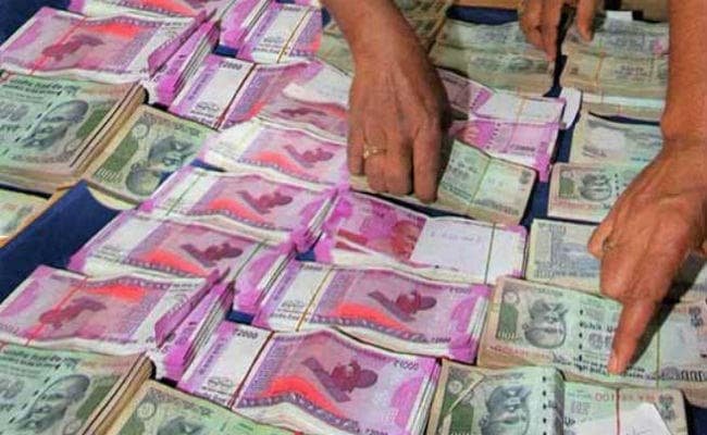 देवघर के होटल व्यवसायी की कार से 49 लाख  रुपये जब्त