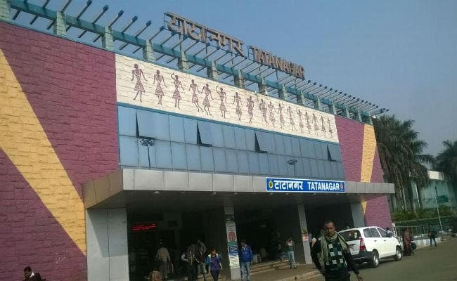 रेलवे बुकिंग काउंटर पर विजिलेंस छापा दो क्लर्कों के पास नौ टिकट व 12000 रुपये मिले