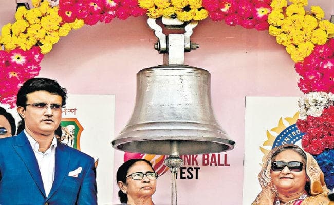 घंटा बजा कर पहले गुलाबी टेस्ट मैच का आगाज, बांग्लादेश की हालत पतली