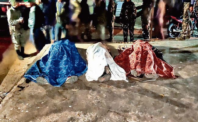 झारखंड: पुलिस वाहन पर नक्सली हमला, चार जवान शहीद, हथियार लूटे, भाजपा नेता की गाड़ी पर भी फायरिंग