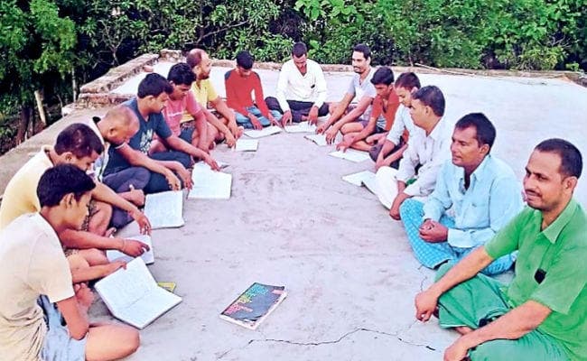 हथियार छोड़ पकड़ी कलम तो धो डाला गांव का कलंक, 150 युवकों ने नौकरी प्राप्त कर पेश की मिसाल