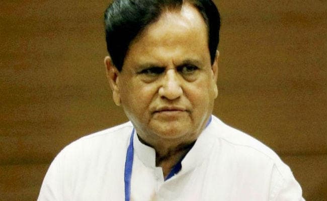 अहमद पटेल का आरोप, फडणवीस का गुपचुप तरीके से शपथग्रहण करना महाराष्ट्र के लिए काला दिन