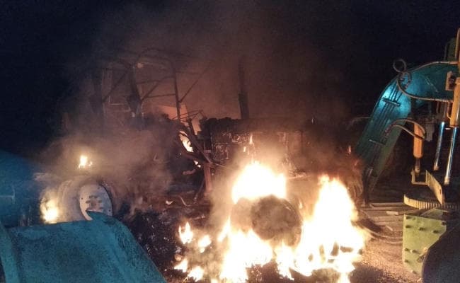 प्रखंड प्रमुख के पति समेत दो को भूना, जेसीबी फूंकी