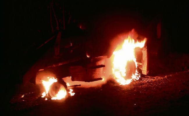 झारखंड : पलामू व लोहरदगा में नक्सलियों ने मचाया तांडव- प्रखंड प्रमुख के पति समेत दो को भूना, जेसीबी फूंकी