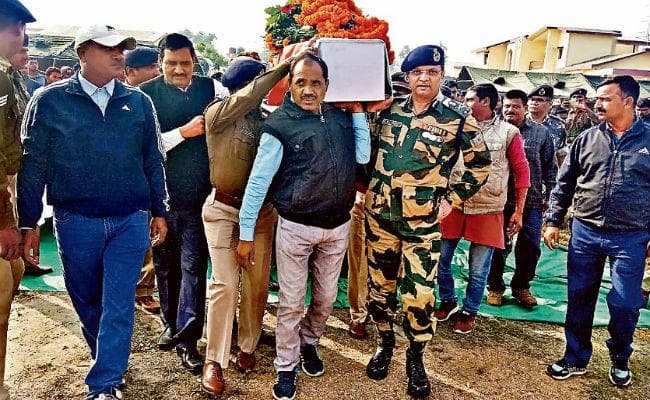 झारखंड में नक्सली हमला, सड़क के दोनों ओर से पीसीआर पर नक्सली रविंद्र के दस्ता ने की ताबड़तोड़ फायरिंग