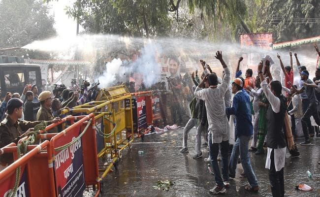 पटना में कांग्रेस का विरोध-प्रदर्शन, कार्यकर्ताओं पर दागे गये आंसू गैस के गोले