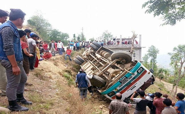 बारातियों से भरी बस पलटी दो लोगों की मौत, 16 घायल