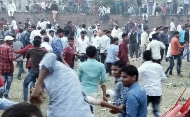 तेज प्रताप के कार्यक्रम में लोगों ने किया हंगामा, जवानों ने बरसायीं लाठियां, पुलिस अफसरों और आयोजकों का इनकार