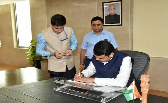 महाराष्ट्र : CM फडणवीस ने संभाला कार्यभार, राज्यपाल के सामने विधायकों की परेड कराने की तैयारी में शिवसेना-NCP और कांग्रेस