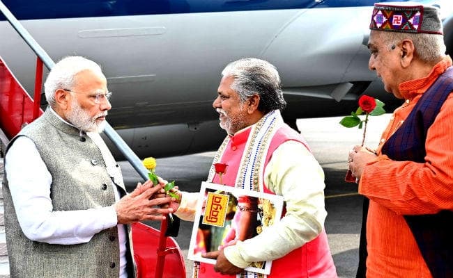 गया एयरपोर्ट पहुंचने पर PM मोदी का कृषि मंत्री ने किया स्वागत, मंत्री ने भेंट की पुस्तक, ...जानें कौन-सी पुस्तक भेंट की?