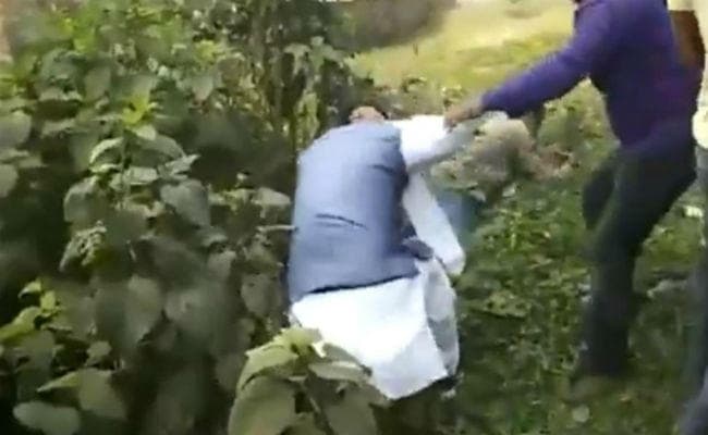 #WestBengal : उपचुनाव में हिंसा, भाजपा उम्मीदवार को लात मारकर झाड़ियों में फेंका, बूथ में प्रवेश से रोका