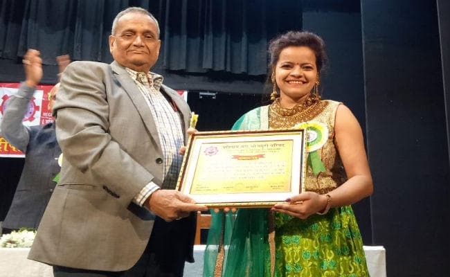 लोक गायिका चंदन तिवारी को मिला भोजपुरी कोकिला सम्मान