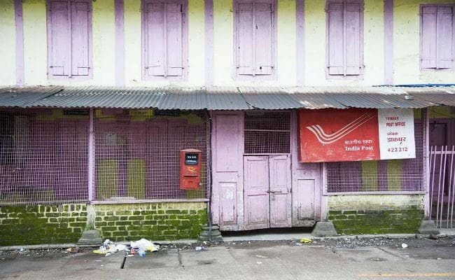 पोस्ट अफिस में जड़ा ताला अंदर फंसे रहे कर्मचारी