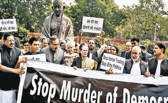 सियासी ड्रामा : महाराष्ट्र मुद्दे पर नहीं चली संसद, हुआ हंगामा, संसद की संयुक्त बैठक का विपक्ष आज करेगा बहिष्कार