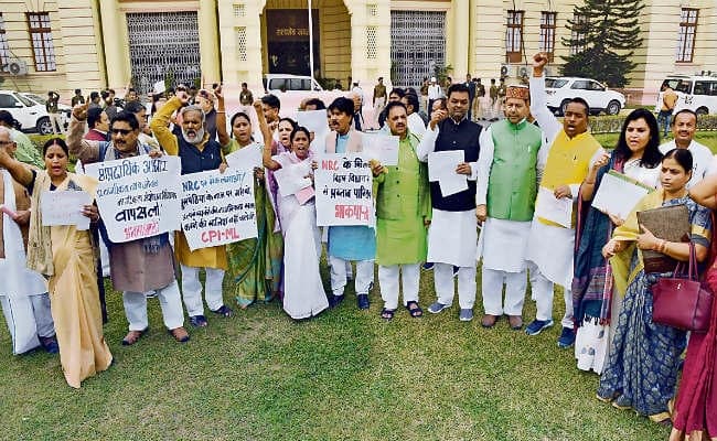 शीतकालीन सत्र : वेल में उतरा विपक्ष, 30 मिनट चली कार्यवाही, कांग्रेसी नेताओं पर लाठीचार्ज को लेकर जमकर हंगामा