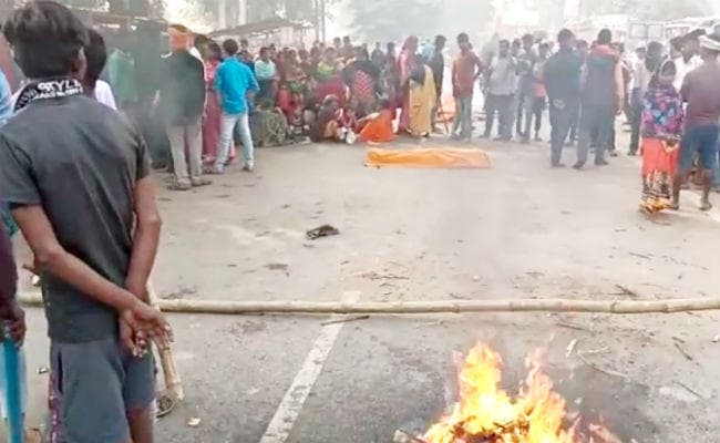 बिहटा के होटल में फांसी के फंदे से लटका मिला बच्चे का शव, आक्रोशित लोगों ने सड़क जाम कर की आगजनी