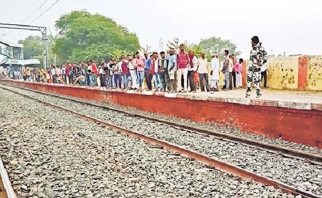 पटना से गया जा रही ट्रेन से गिरा युवक, दोनों पैर कटे, इलाज के लिए पटना रेफर