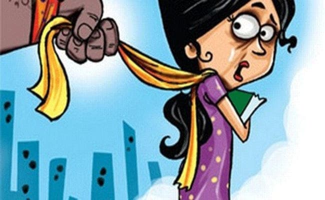 बिहार में लड़की से छेड़खानी की तो बनी मर्दानी, लफंगे को खींचते हुए लेकर गयी थाना, केस वापस लेने पकड़े पैर