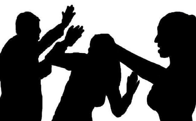 बेटी ने जब अपने चाचा पर रेप का केस दर्ज नहीं कराया तो तीन दिनों तक मां-बाप पीटते रहे, फिर...