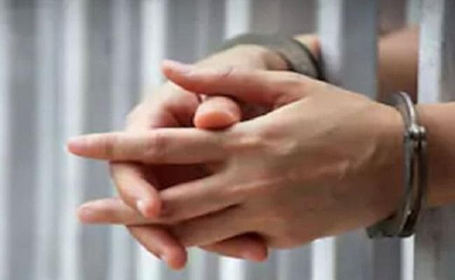 बिहार : बक्सर में विदेशी शराब के साथ दो सगी बहनें गिरफ्तार