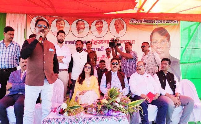 भाग्‍य श्री ने लोहरदगा में रामेश्वर के लिए मांगा वोट, बोलीं - कांग्रेस ही कर सकती है राज्य का विकास
