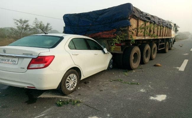 खड़ी ट्रेलर में कार ने मारी टक्‍कर, मां बेटा सहित तीन की मौत