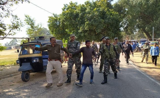 साप्ताहिक हाट में हथियार के बल पर व्यापारियों की लूट, साहसी युवकों ने एक अपराधी को धर दबोचा और फिर...