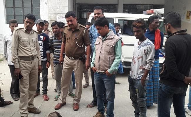 सड़क पर फेंका मिला 30 वर्षीय युवक का शव, प्रेम प्रसंग में हत्या की आशंका