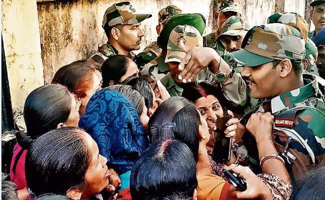 रांची : सस्ता प्याज खरीदने के लिए लग रही है लंबी कतार, हिंदपीढ़ी में लोगों ने बिस्कोमान के प्याज वाहन पर किया पथराव