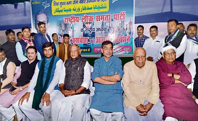 पटना : कुशवाहा का अनशन शुरू महागठबंधन के नेता पहुंचे