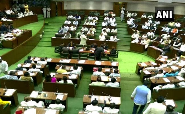 महाराष्ट्र विधानसभा: शपथ ले रहे हैं नव निर्वाचित विधायक, जानिए किसने क्या कहा