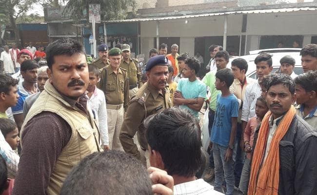 भैंसों की चोरी से आक्रोशित लोगों ने पुलिस को बनाया बंधक, सड़क जाम