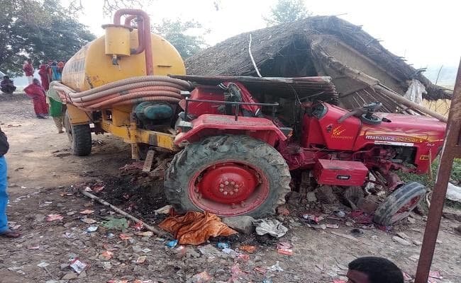 चाय दुकान में घुसा ट्रैक्टर, दो की मौत, दुकानदार समेत दो जख्मी