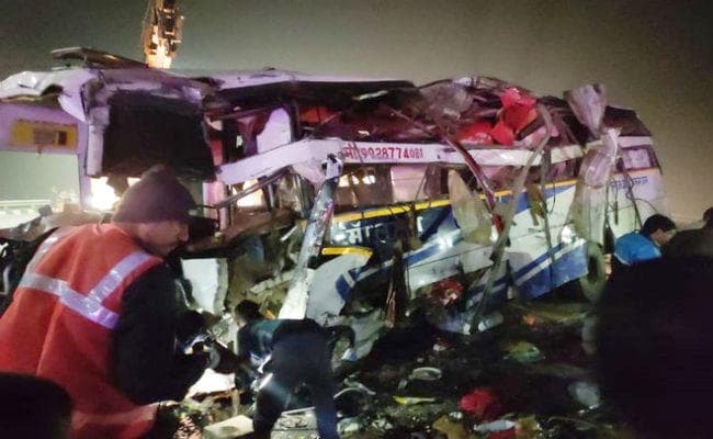 UP में हादसा : जयपुर से मुजफ्फरपुर आ रही बस टायर फटने से पलटी, दो महिलाओं समेत चार की मौत