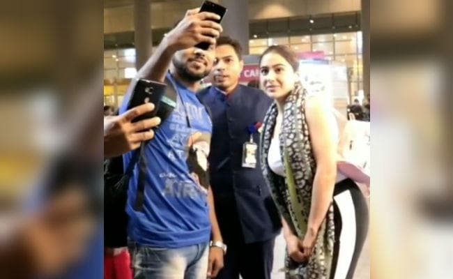 VIDEO : सेल्‍फी लेते वक्‍त जब करीब जाने की कोशिश करने लगा फैन, सारा ने दिया ऐसा रिएक्‍शन