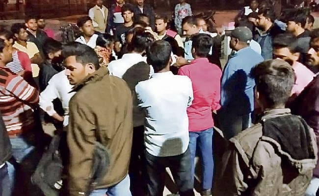 गोपालगंज : कोर्ट से लौट रहे गवाह की हत्या पर बवाल, लाठीचार्ज