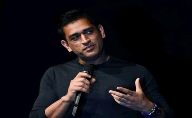 मैदान पर कब लौटेंगे? सवाल पर बोले धोनी- जनवरी तक कोई मत पूछो