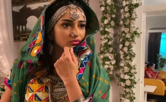 जब सेट पर बिना घाघरा के पहुंची एरिका फर्नांडीस, VIDEO