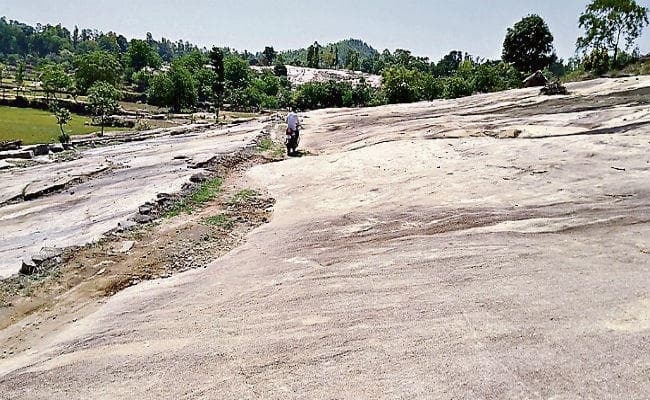 गुमला : आजाद भारत में गुमनाम जी रहे डहूपानी के ग्रामीण, तारणहार का है इंतजार