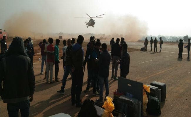 नक्सलियों के गढ़ में लोकतंत्र गढ़ने पहुंचे मतदानकर्मी, कहा, मन में कोई डर नहीं, हम सफल होंगे