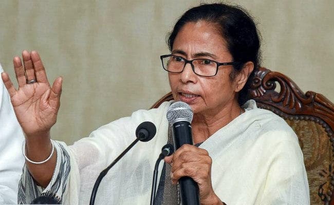 राज्यपाल में शिष्टाचार नहीं, लोग उनकी बातों को पसंद नहीं कर रहे : ममता बनर्जी