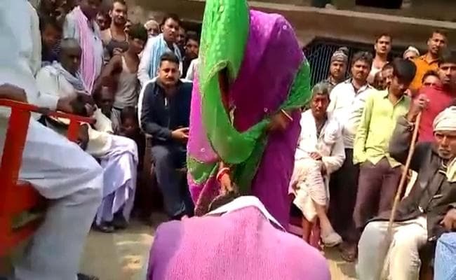 छेड़खानी के आरोपित को भरी पंचायत में मिली यह सजा, Video वायरल होने के बाद जांच में जुटी पुलिस