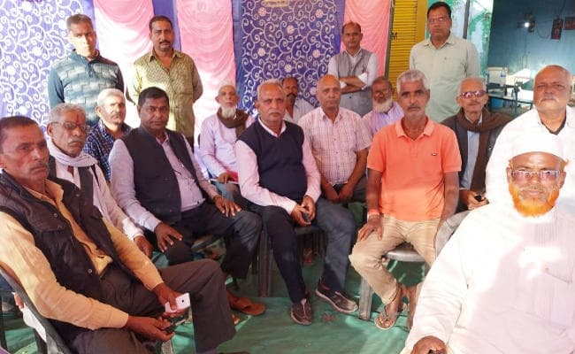 कांग्रेस समर्थकों का फूटा आक्रोश, बोले : बिश्रामपुर में वोटर को धमका रहे मंत्री, लोकतंत्र की हो रही हत्या