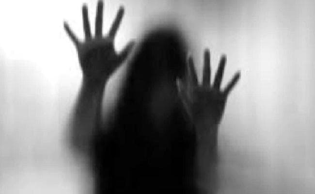 जमीन विवाद को लेकर मां-बेटी को अर्धनग्न कर पीटा, प्राथमिकी दर्ज