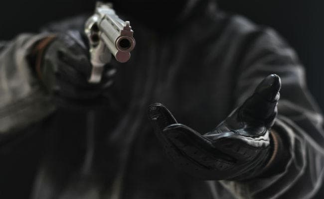 भूटान के कारोबारी से एक लाख रुपये लूटे