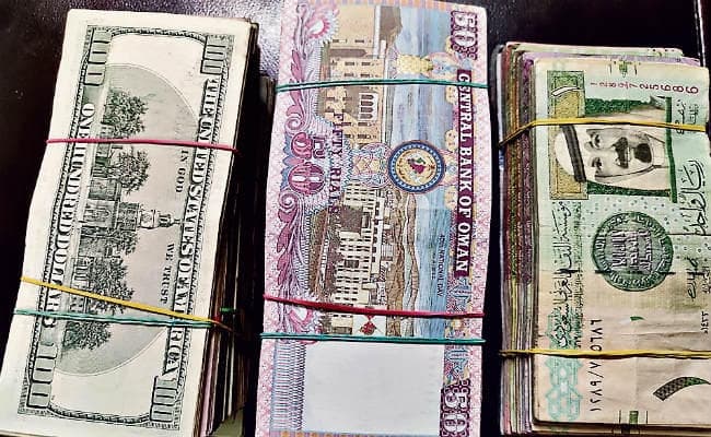 तमाड़ में कार से 21 लाख मूल्य की विदेशी मुद्रा जब्त