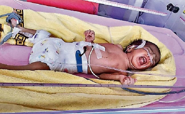 गुमला : अस्पताल में आठ दिन की बच्ची को छोड़ मां-बाप भागे