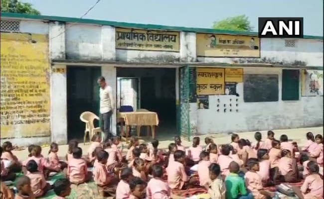 यूपीः मिड डे मील योजना के तहत 80 बच्चों को एक लीटर दूध में पानी मिलाकर पिलाया