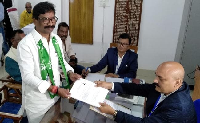 झारखंड विधानसभा चुनाव 2019 : महागठबंधन के मुख्यमंत्री पद के उम्मीदवार हेमंत सोरेन ने दुमका से नामांकन दाखिल किया