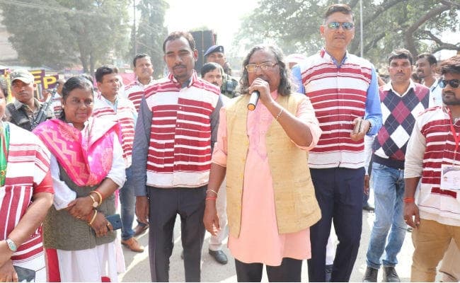 वोट जतरा कार्यक्रम में मांदर के थाप पर थिरका सिमडेगा, पद्मश्री मुंकुंद नायक ने की मतदान की अपील